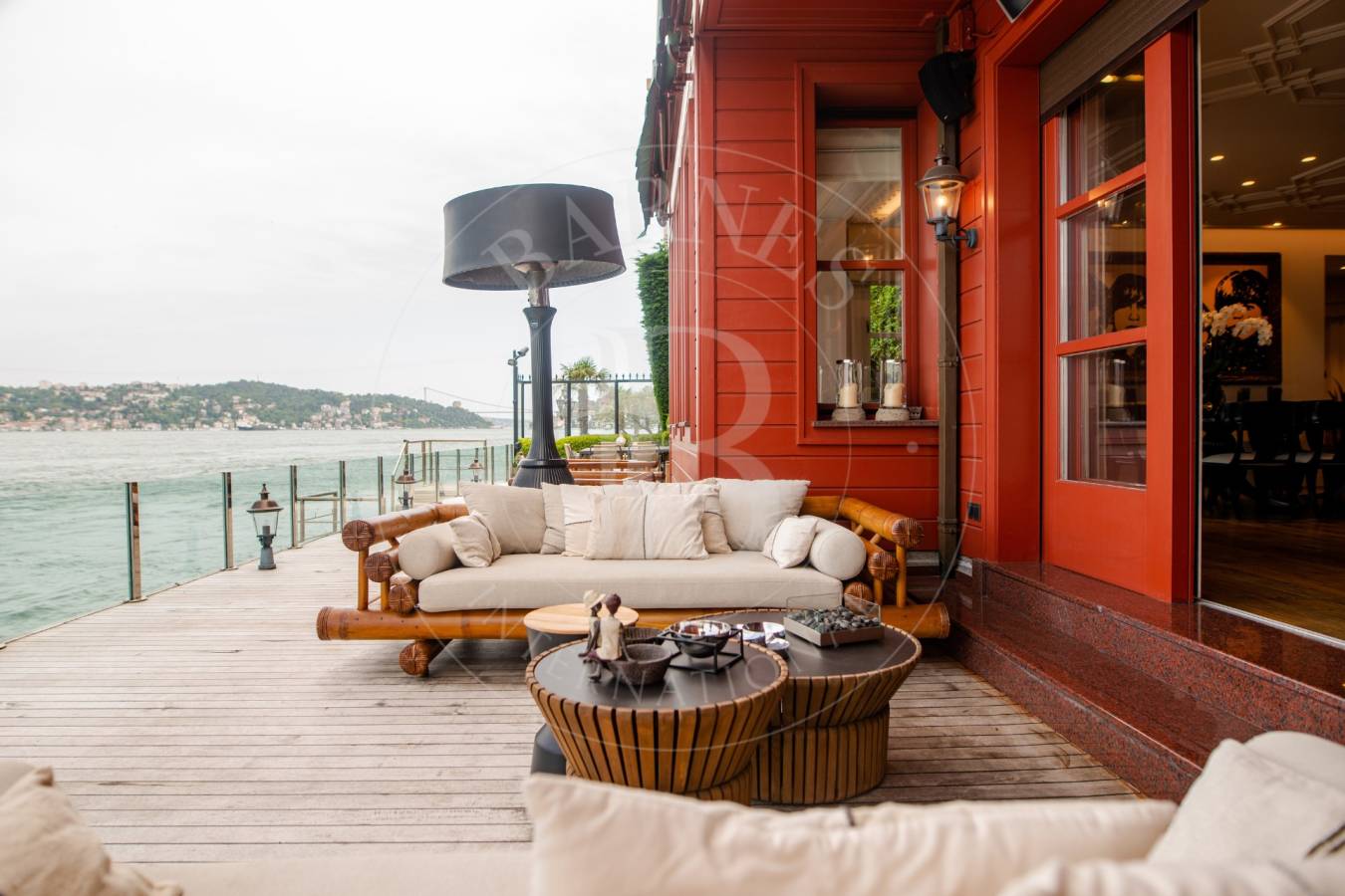 Immersion in a luxurious life on the shore of the Bosphorus