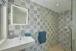 Bathroom 6 - Pix 1